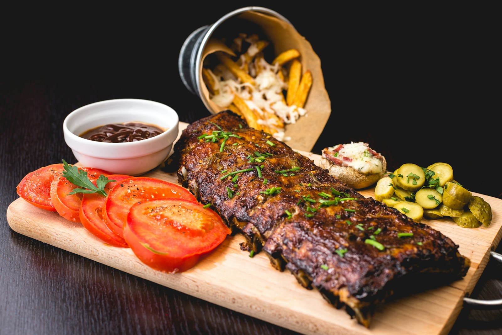 Атмосфера мясного застолья: мясо, зелень и соусы